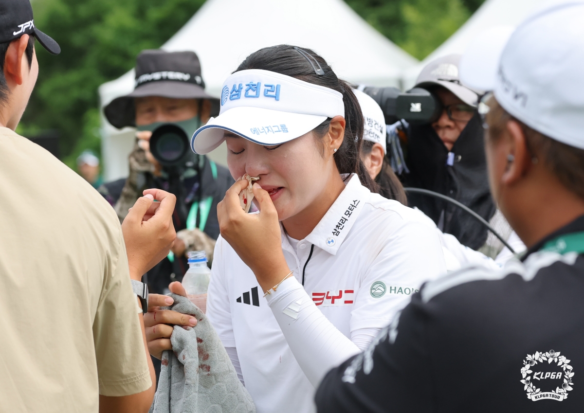 서교림이 강원 원주시 성문안CC(파72)에서 7일 끝난 한국여자프로골프(KLPGA)투어 셀트리온 퀸즈 마스터즈에서 최종 합계 15언더파 201타로 우승을 차지한 뒤 눈물을 참다 코피가 나자 응급처치를 하고 있다. ﻿ KLPGA 제공