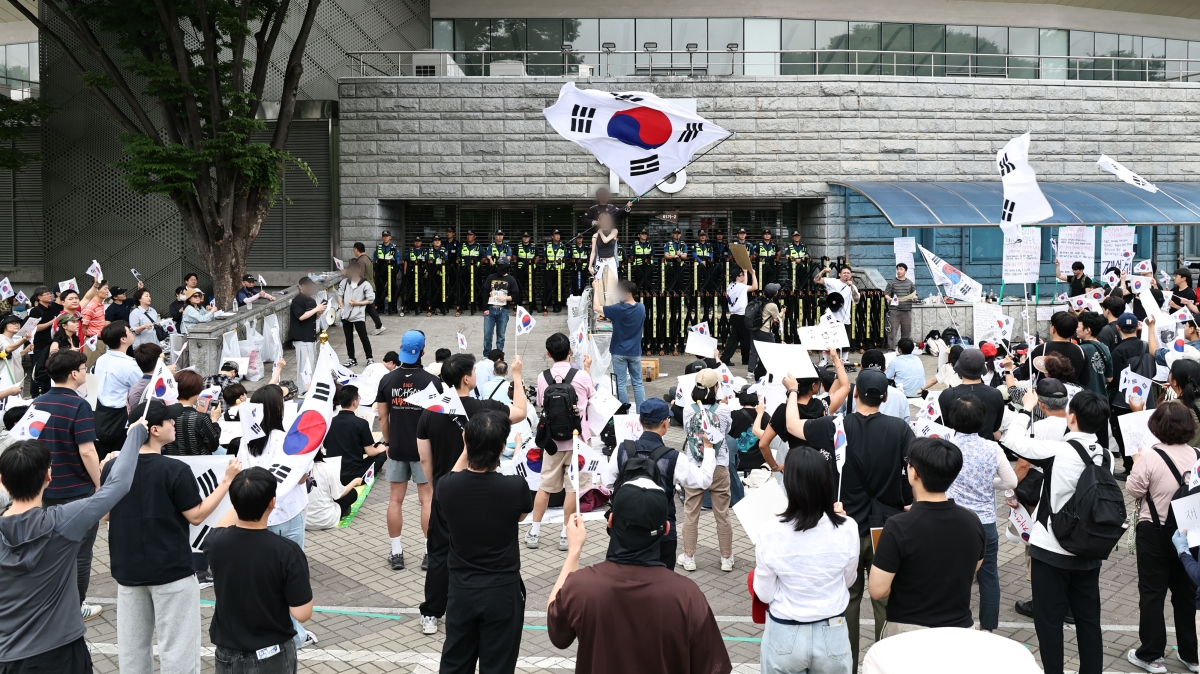 6ㆍ3지방선거 개표소 봉쇄 시위 계속