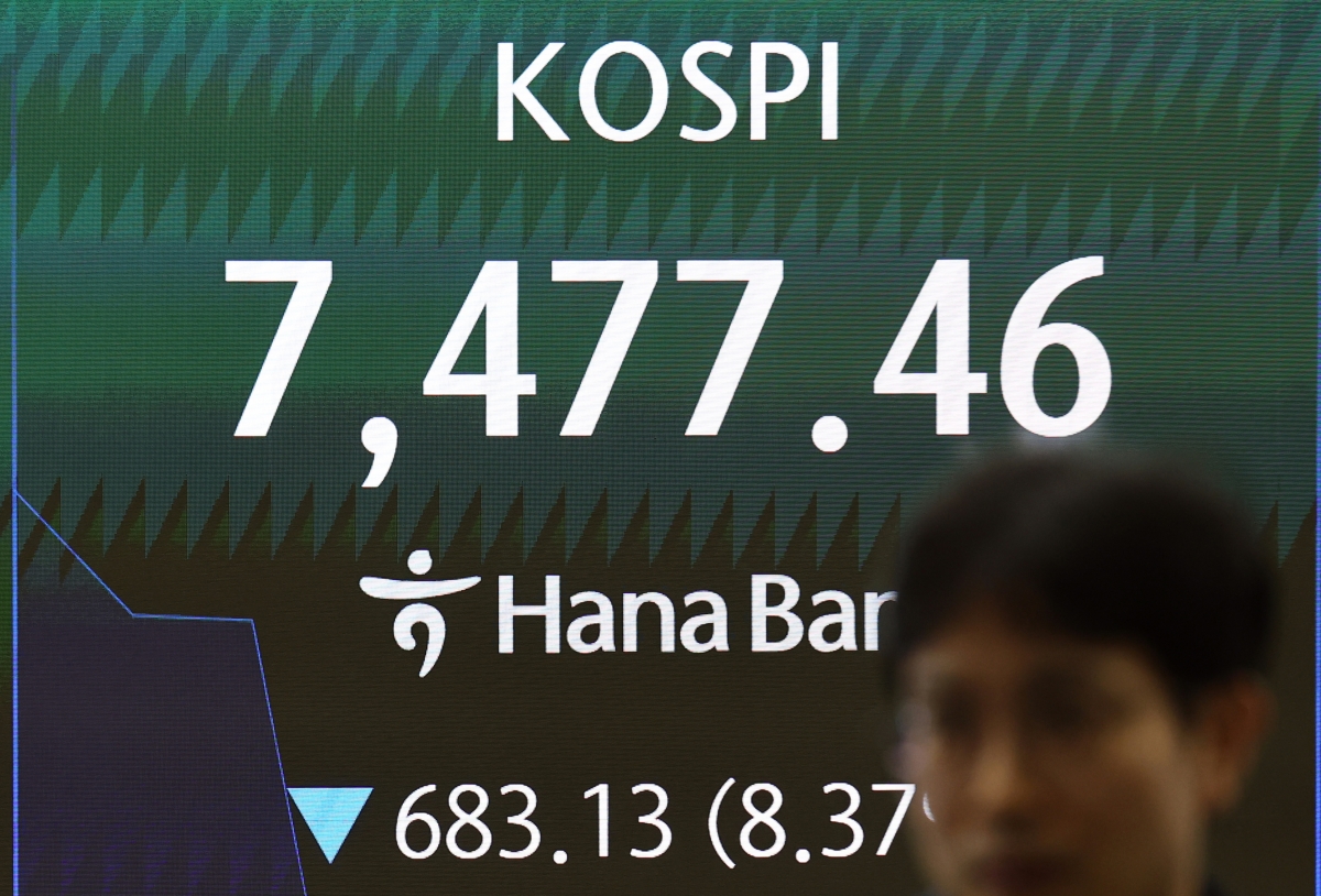 급락장에 코스피 서킷 브레이커가 발동된 8일 서울 하나은행 본점 딜링룸에서 딜러가 업무를 보고 있다. 2026.6.8 연합뉴스