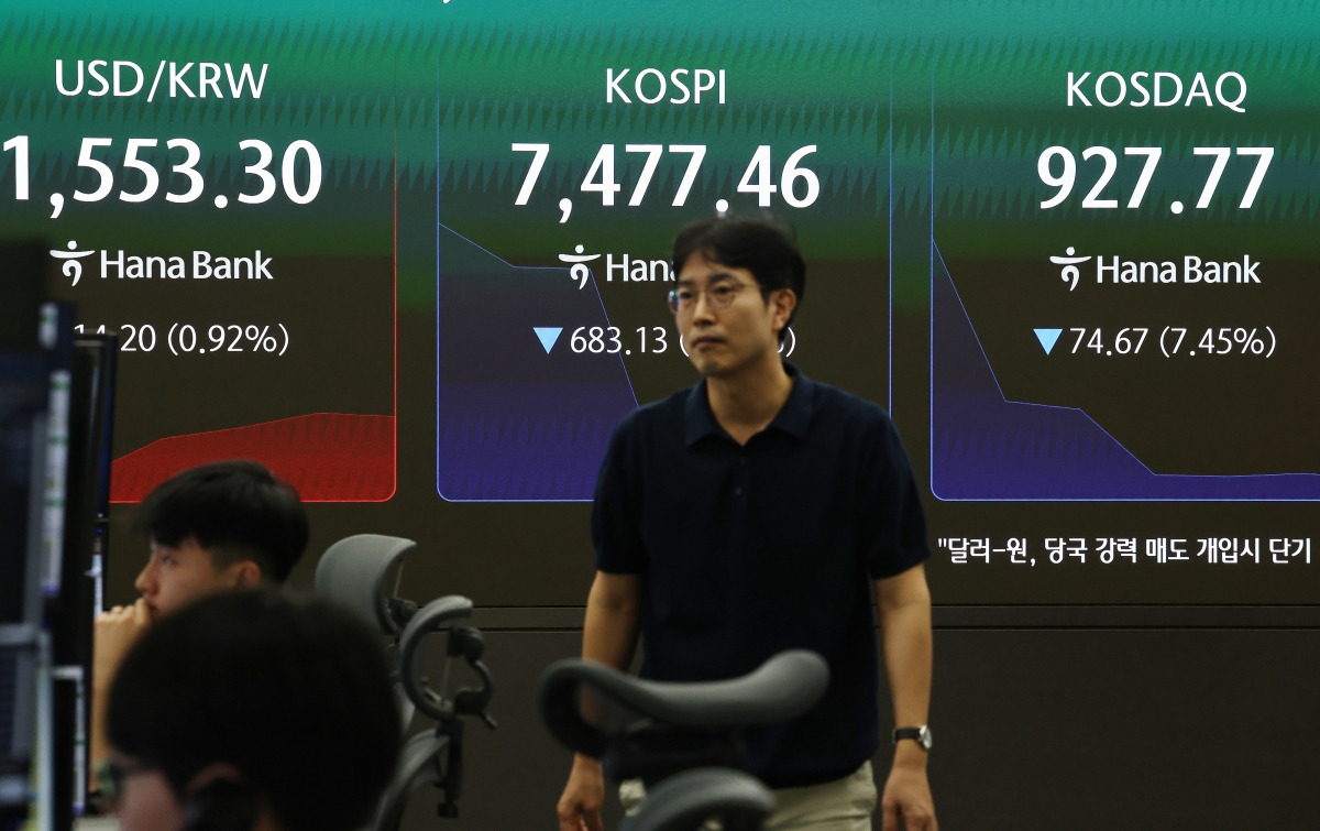 8일 서울 하나은행 본점 딜링룸에서 딜러들이 업무를 보고 있다. 2026.6.8. 연합뉴스