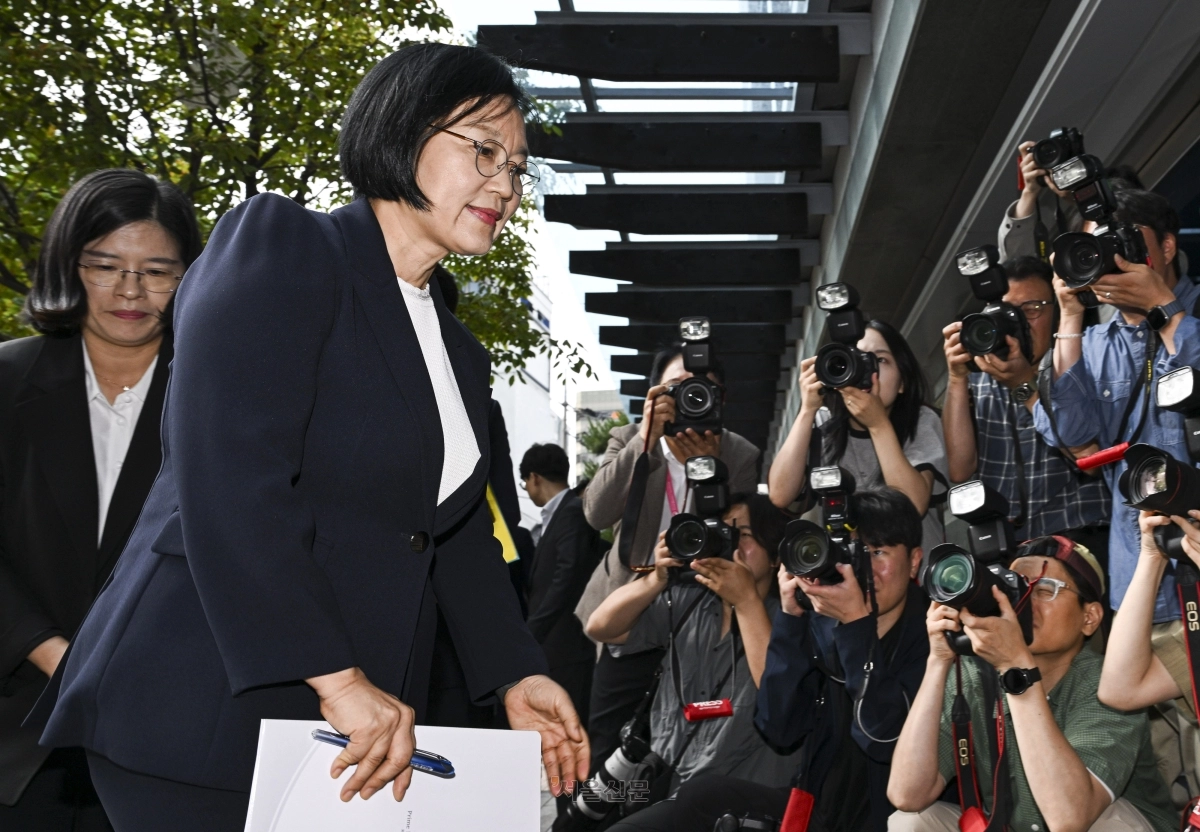 한성숙 국무총리 후보자가 8일 서울 종로구 금융감독원 연수원에서 취재진과의 질의응답을 마치고 연수원 내부에 마련된 인사청문회 준비사무실로 출근하고 있다. 2026.6.8 이지훈 기자