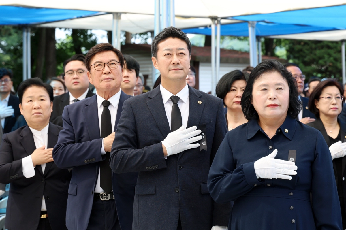 제71회 현충일 추념식에 참석한 김진경 경기도의회 의장이 국기에 대한 경례를 하며 순국선열과 호국영령의 넋을 기리고 있다.(사진=경기도의회)