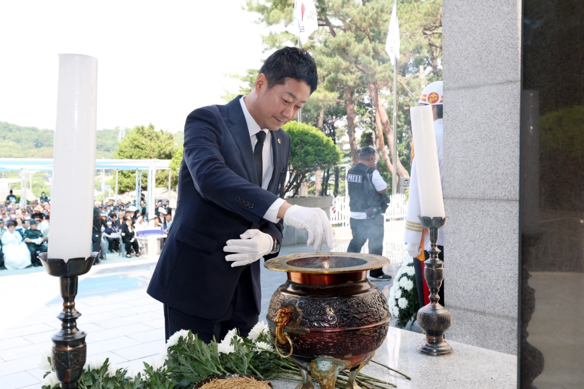 김진경 의장이 현충탑 앞에서 경건한 마음으로 향을 피우며 분향하고 있다.(사진=경기도의회)