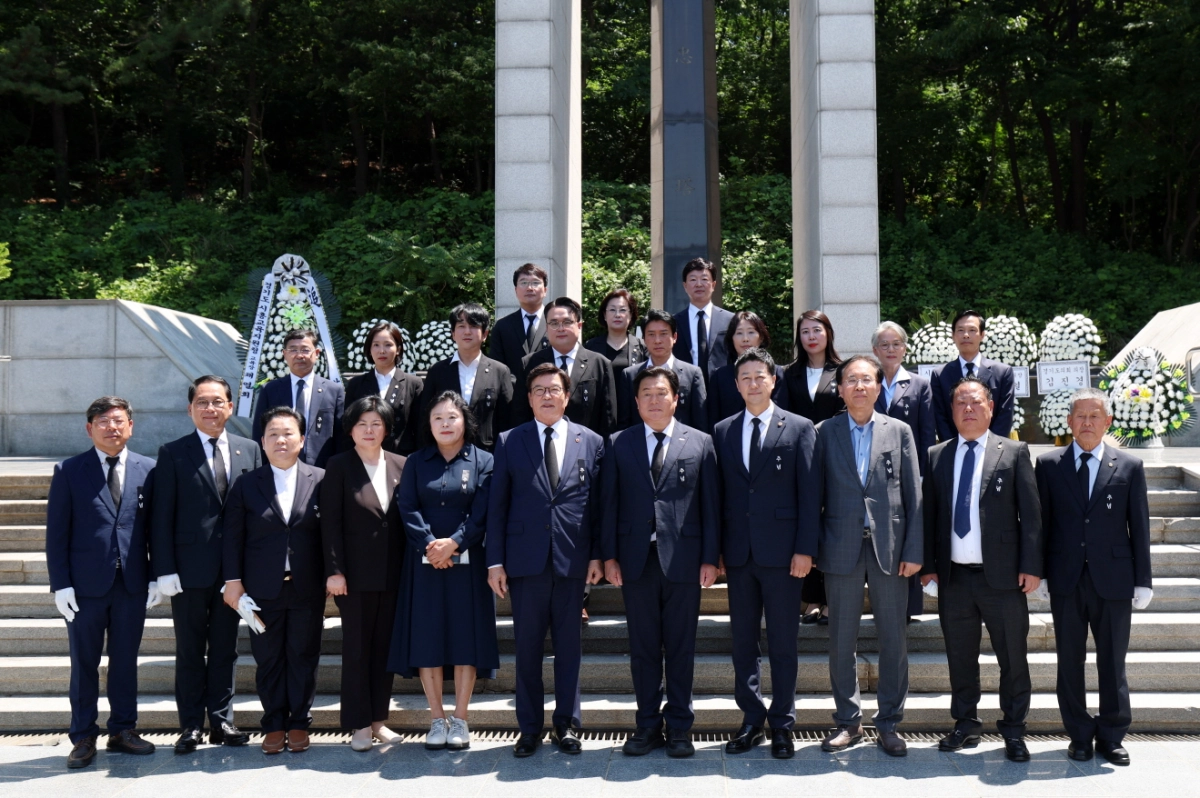 제71회 현충일 추념식을 마친 후 김진경 경기도의회 의장과 주요 참석자들이 현충탑 앞에서 기념 촬영을 하고 있다.(사진=경기도의회)