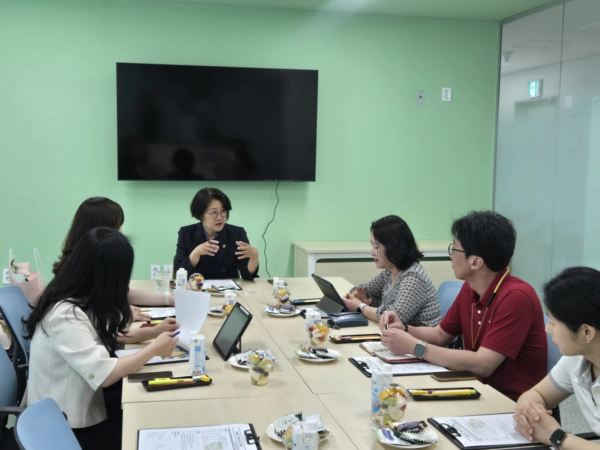 신미숙 의원이 화성오산교육지원청 회의실에서 관계자들과 회의를 갖고, 다올초등학교의 8월 조기개교에 따른 학사운영 준비 상황을 점검하고 있다.(사진=경기도의회)