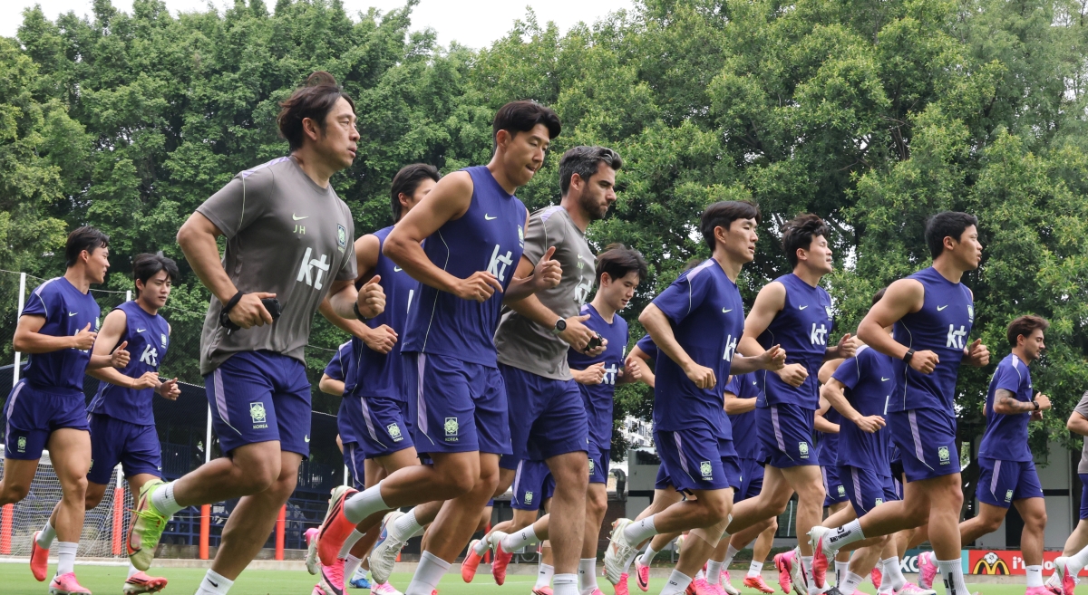 러닝으로 몸 푸는 한국 대표팀