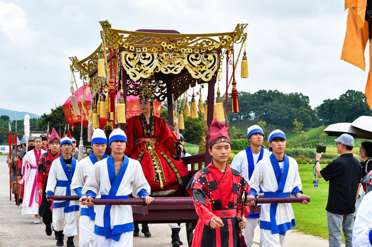 경북 경주시 첨성대 일원에서 재현된 ‘신라 선덕여왕 행차’에서 선덕여왕이 보연(寶輦)에 올라 행렬을 이끌고 있다. 경주시 제공