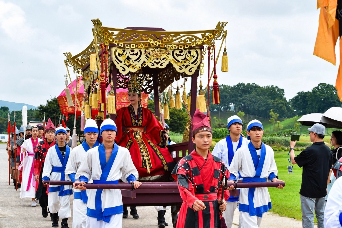 경북 경주시 첨성대 일원에서 재현된 ‘신라 선덕여왕 행차’에서 선덕여왕이 보연(寶輦)에 올라 행렬을 이끌고 있다. 경주시 제공