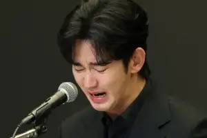 배우 김수현 ‘눈물’ 1년여만에 드디어…“7월 광고 촬영” 활동 재개