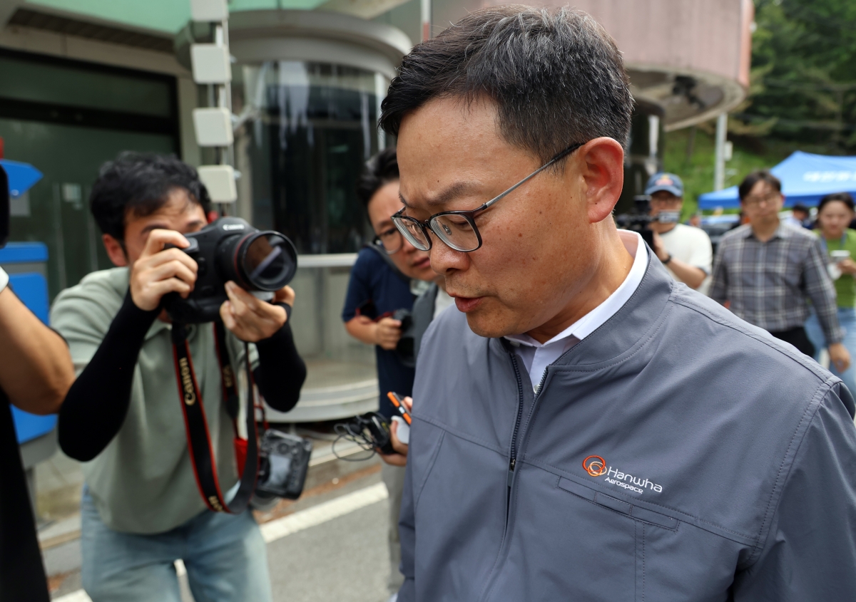 1일 오전 대전 유성구 외삼동 한화에어로스페이스 대전사업장에서 폭발 사고가 난 가운데 손재일 한화에어로스페이스 대표이사가 언론 브리핑을 마친 뒤 굳은 표정으로 이동하고 있다. 2026.6.1 연합뉴스