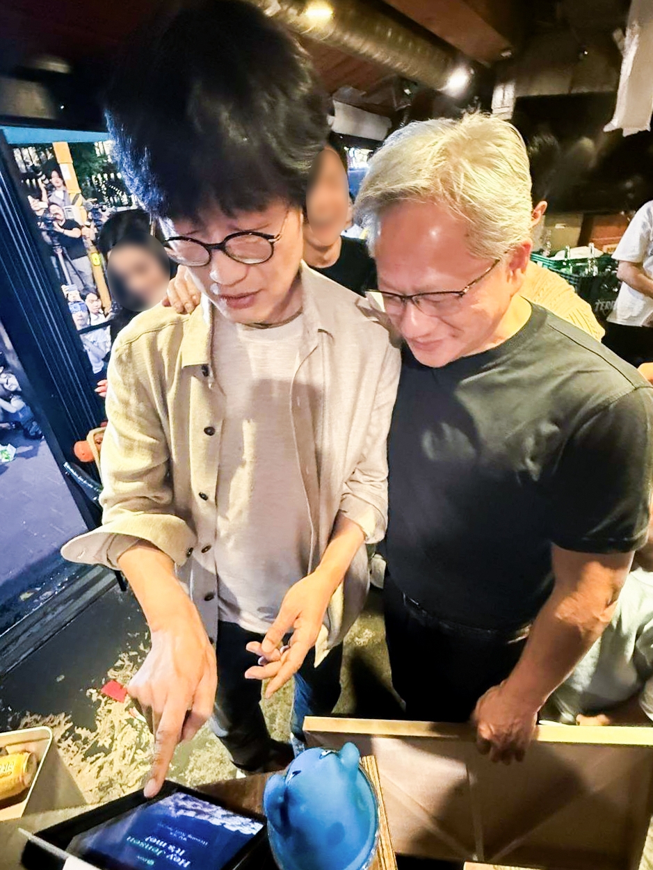 ‘네이버페이로 결제’ 이해진 어깨에 손 두른 젠슨 황