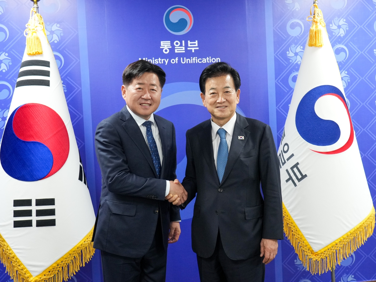 오영훈 제주도지사는 지난해 11월 5일 정부서울청사에서 정동영 통일부장관을 만나 새로운 한반도 평화시대를 위한 ‘제주형 남북교류협력사업’ 추진 방안을 논의한 뒤 악수를 나누고 있다. 제주도 제공