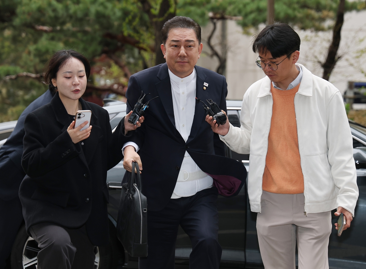 뇌물수수 의혹 등을 받는 김병기 무소속 의원이 지난 4월 10일 서울 마포구 서울경찰청 공공범죄수사대에 조사를 받기 위해 출석하고 있다. 연합뉴스