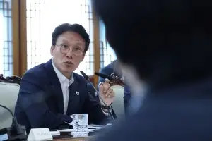 [돋보기] 대학생들 “특정 정당 아닌 민주주의 편”…학생회장 출신 김민석, 이렇게 답했다