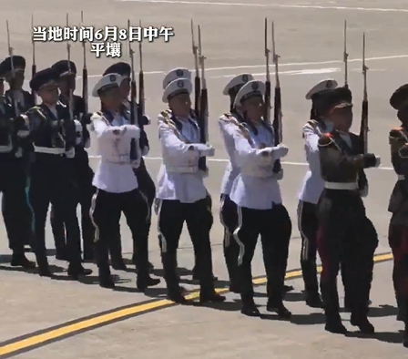 8일 북한 평양 순안국제공항에서 시진핑 중국 국가주석을 환영하는 의장대가 도열하고 있다. 소셜미디어 캡처
