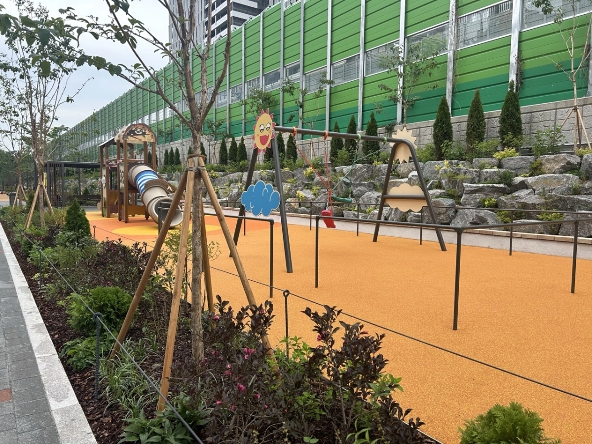 서울 구로구 구로동 구일역 철도변에  지난달 마련된 어린이놀이터와 녹지공간.  구로구 제공