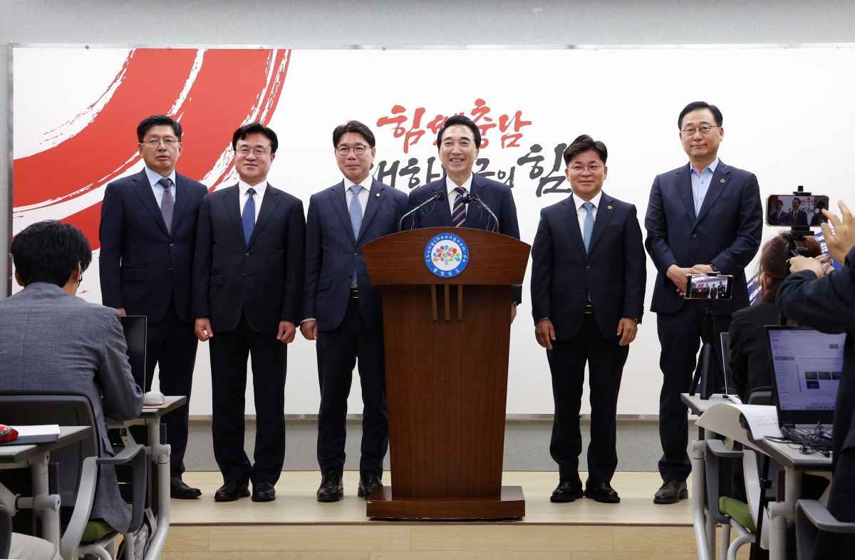 박수현 충남도지사 당선인이 8일 충남도청에서 인수위원회 관련 기자회견을 하고 있다. 사진 왼쪽부터 강인영·최재용 부위원장, 이재관 위원장, 박 당선인, 김민수 비서실장, 김선태 대변인. 박 당선인 캠프 제공
