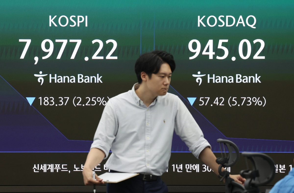 8일 서울 중구 하나은행 딜링룸에서 딜러들이 업무를 보고 있다. 2026.06.08. 뉴시스