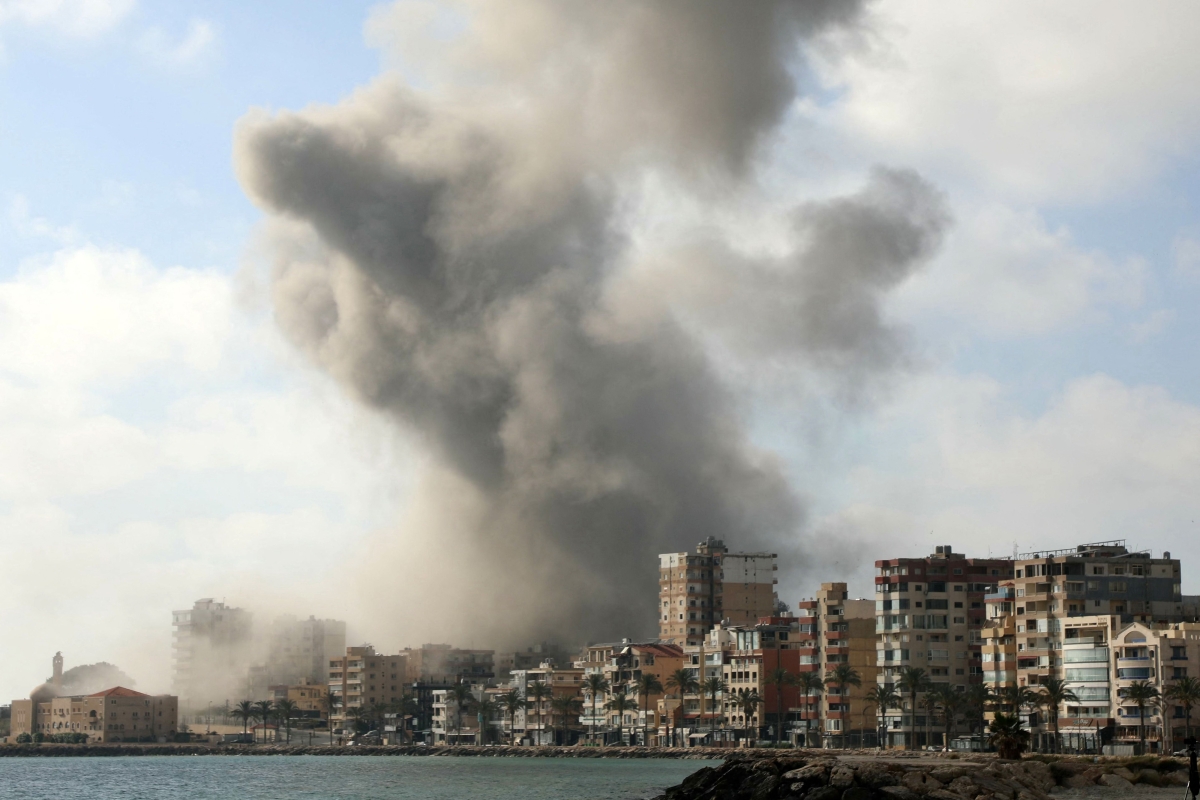 7일(현지시간) 레바논 남부 해안 도시 티르가 이스라엘의 공습을 받아 화염에 휩싸여 있다. AFP 연합뉴스
