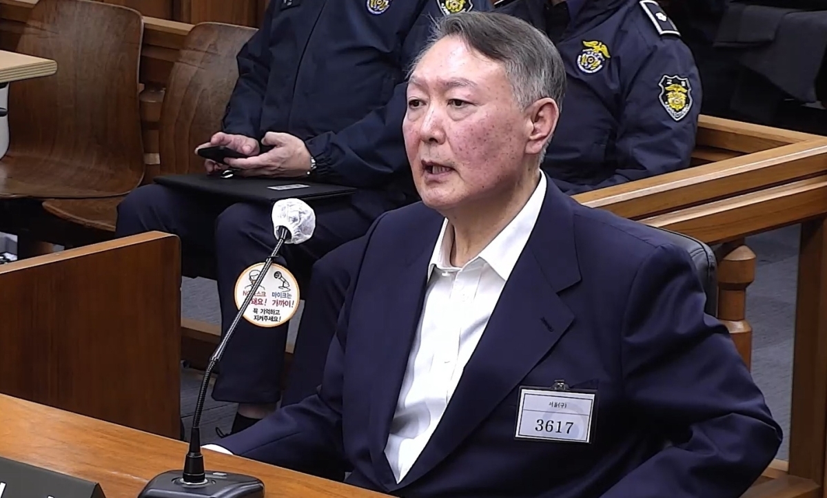 윤석열 전 대통령이 지난해 11월 19일 오후 서울 서초구 서울중앙지방법원에서 열린 한덕수 전 국무총리의 내란 중요임무 종사 등 혐의 공판에 증인으로 출석해 발언하고 있다. 서울중앙지법 제공