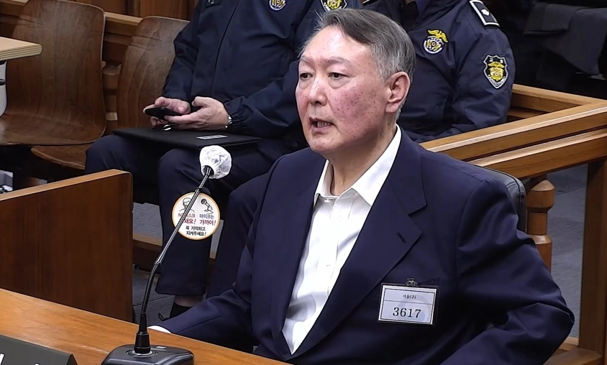 윤석열 전 대통령이 지난해 11월 19일 서울 서초구 서울중앙지방법원에서 열린 한덕수 전 국무총리의 내란 중요임무 종사 등 혐의 공판에 증인으로 출석해 발언하고 있다.  서울중앙지법 제공