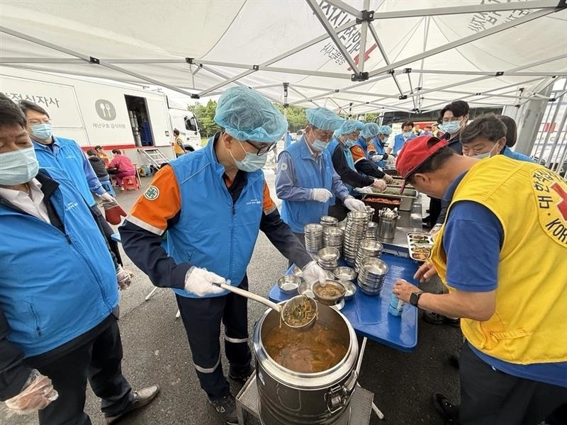 포스코PHP봉사단원들이 대한적십자사 포항 동부봉사관 무료급식소에서 급식 나눔 행사를 진행하고 있다. 포스코 제공