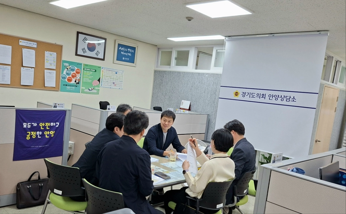 유영일 부위원장이 8일 경기도의회 안양상담소에서 경기도주택도시공사(GH) 관계자들과 만나 광교 지분적립형 분양주택 사업 및 공공임대주택 추진 현황을 보고받으며 안정적인 사업 추진 방안을 논의하고 있다.(사진=경기도의회)