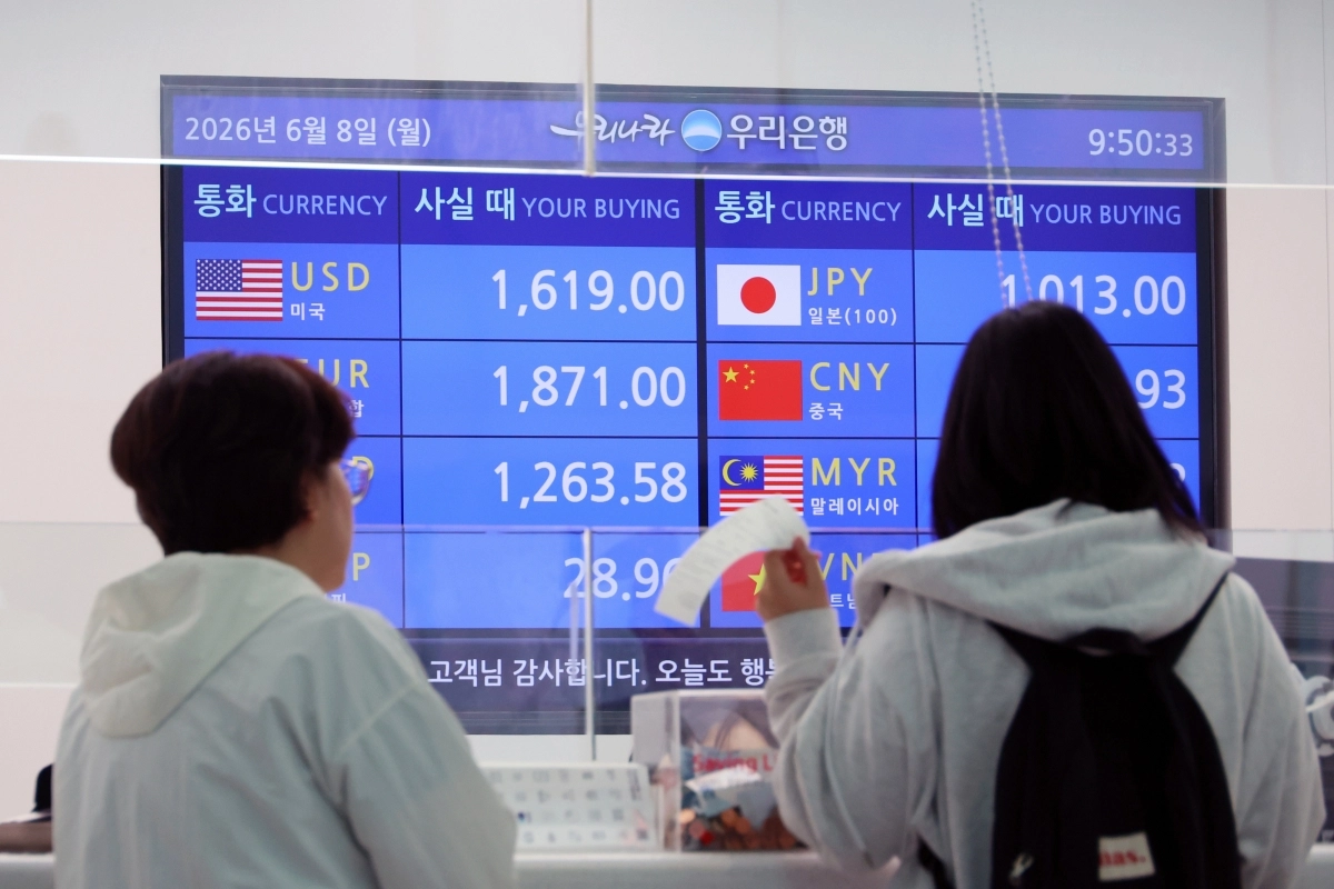 8일 서울 외환시장에서 원달러 환율이 1555.2원으로 거래를 시작한 가운데 인천국제공항 2터미널 은행 환전소 모니터에 달러 원화 구입가가 1600원대로 표시돼 있다. 뉴시스