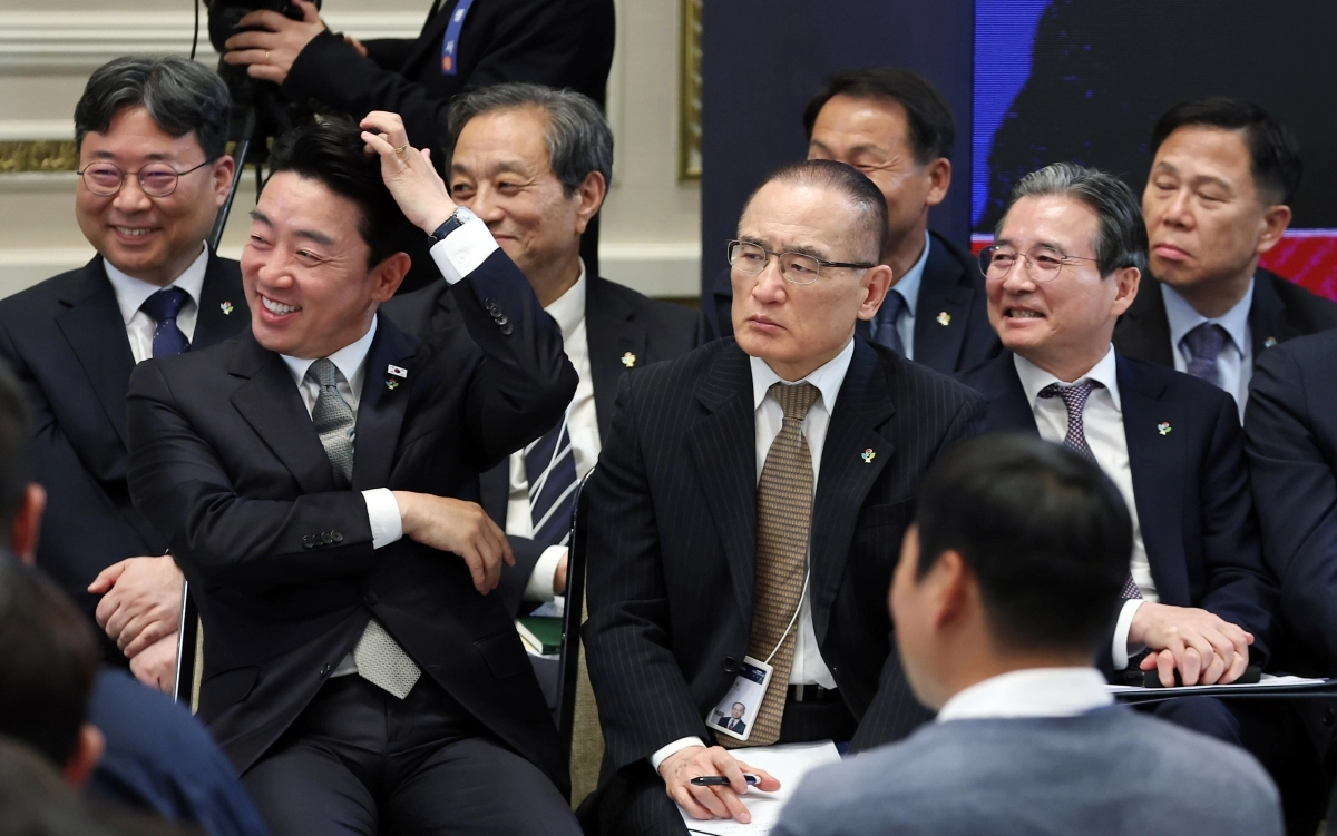 강훈식(앞줄 왼쪽) 청와대 비서실장과 위성락(가운데) 국가안보실장, 김용범(오른쪽) 정책실장 등 참모진이 회견에 참석해 이 대통령의 발언을 듣고 있는 모습. 뉴스1