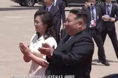 김정은 부부 공항 마중… 레드카펫 깔고 예포 발사