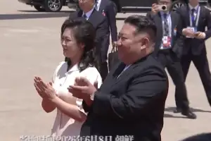 김정은 부부 공항 마중… 레드카펫 깔고 예포 발사