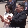 김정은 부부 공항 마중… 레드카펫 깔고 예포 발사