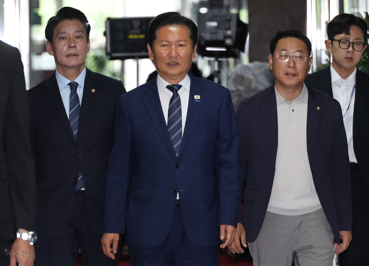 정청래(가운데) 더불어민주당 대표가 8일 국회에서 열린 비공개 최고위원회의에 참석하고 있다. 왼쪽부터 한민수 당대표 비서실장, 정 대표, 김영환 당대표 정무실장. 안주영 전문기자