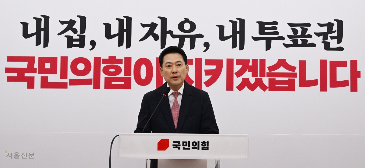 장동혁 국민의힘 대표가 8일 이재명 대통령의 취임 1주년 기자회견이 끝난 뒤 국회에서 기자회견을 열고 ‘투표용지 부족 사태’와 관련 특검 등에 대한 입장을 밝히고 있다. 안주영 전문기자