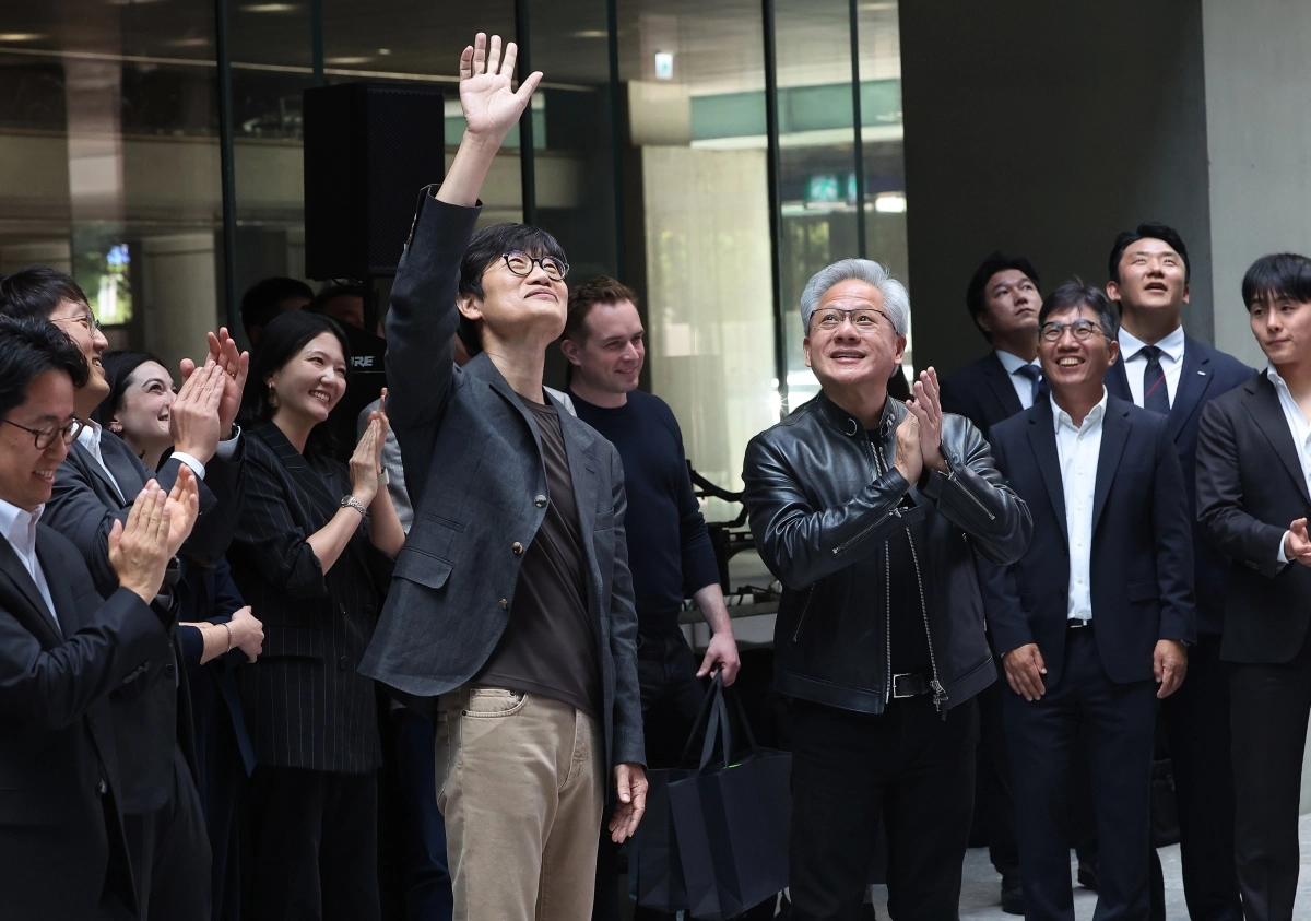 젠슨 황 엔비디아 최고경영자(CEO)가 8일 경기도 성남시 네이버 1784 사옥을 방문해 이해진 네이버 의장과 함께 방문객들에게 인사하고 있다. 연합뉴스