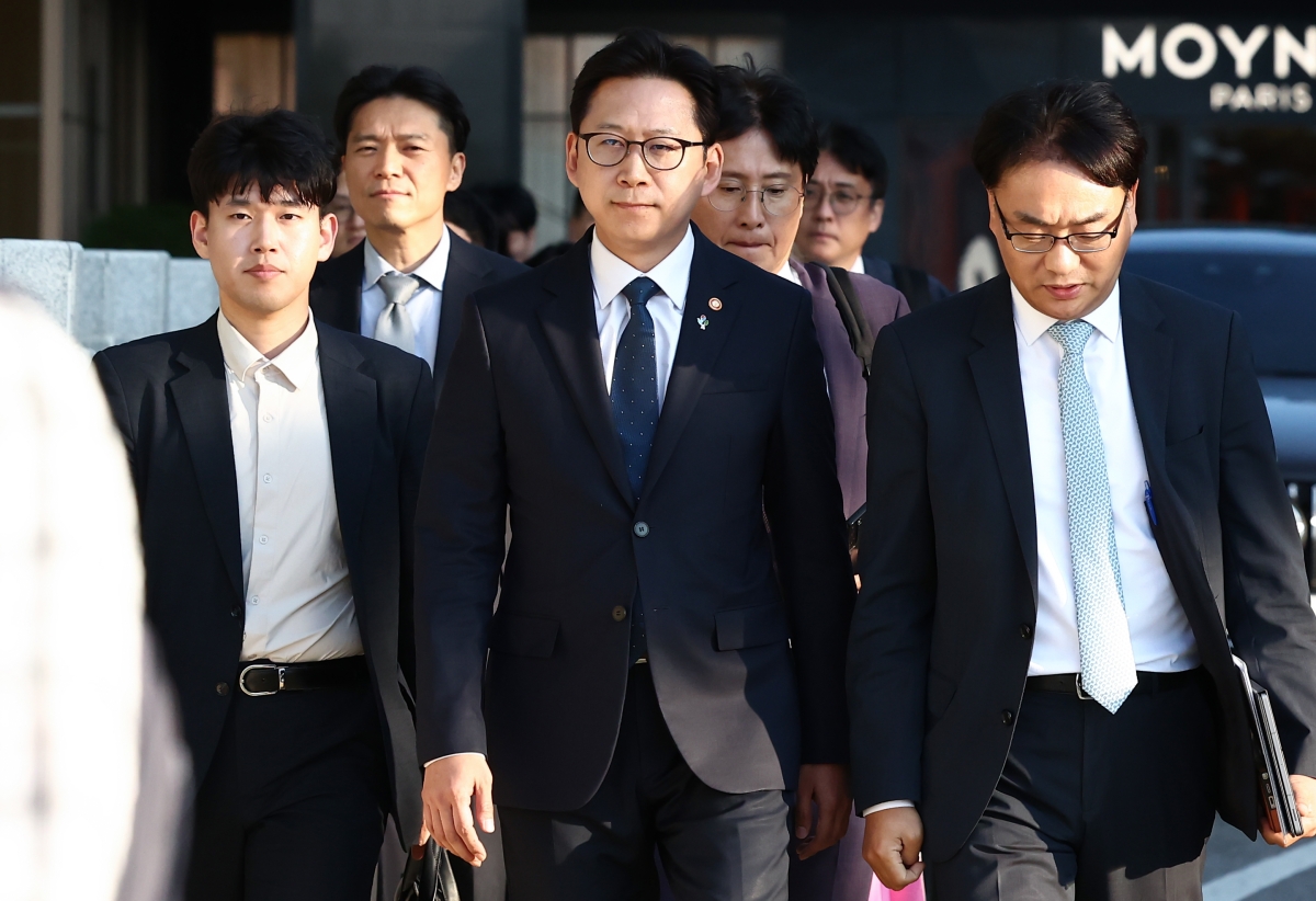 배경훈(가운데) 부총리 겸 과학기술정보통신부 장관이 8일 서울 중구 신라호텔에서 젠슨 황 엔비디아 최고경영자(CEO)와 면담을 하기 위해 이동하고 있다. 뉴스1