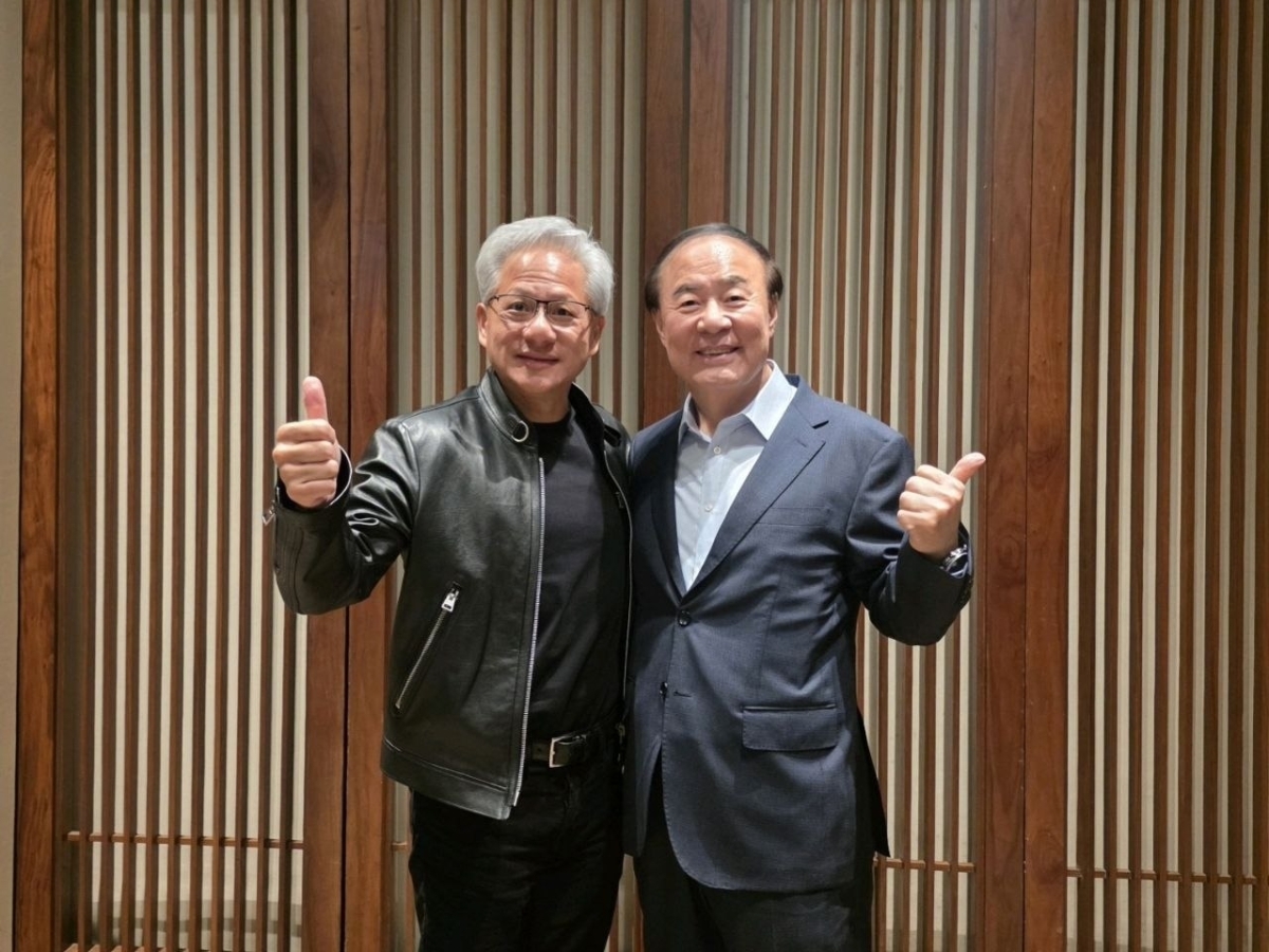 삼성 반도체 사업을 이끄는 전영현 삼성전자 대표이사 겸 DS(디바이스솔루션) 부문장(부회장)이 8일 젠슨 황 엔비디아 최고경영자(CEO)와 회동한 후 7·8세대 고대역폭메모리(HBM)인 HBM4E와 HBM5의 공급을 논의했다고 밝혔다. 삼성전자 제공