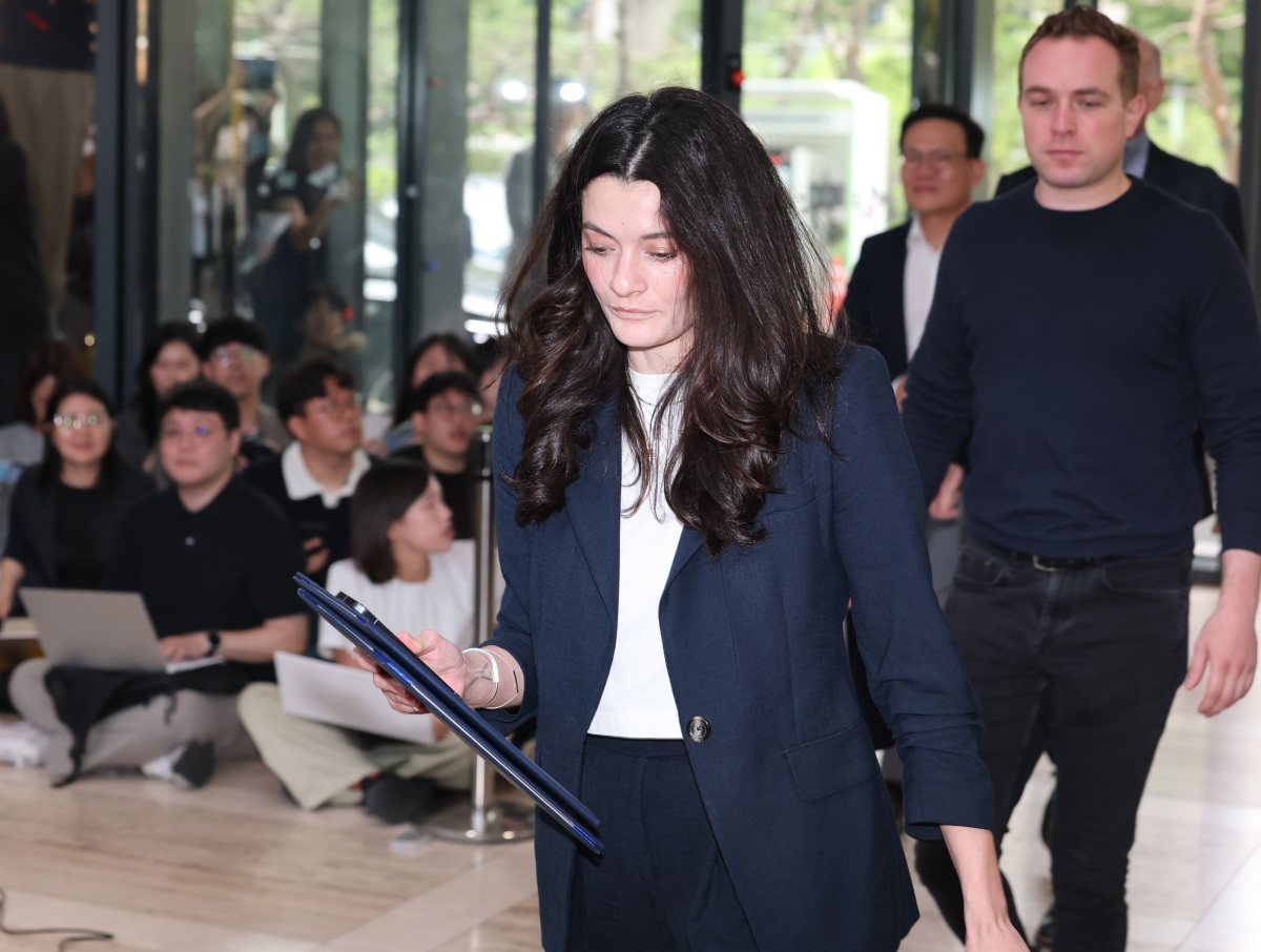 매디슨 황 엔비디아 옴니버스·로보틱스 제품 마케팅 수석 이사가 8일 최태원 SK그룹 회장과 만나기 위해 서울 종로구 SK서린빌딩에 도착하고 있다. 2026.6.8. 연합뉴스