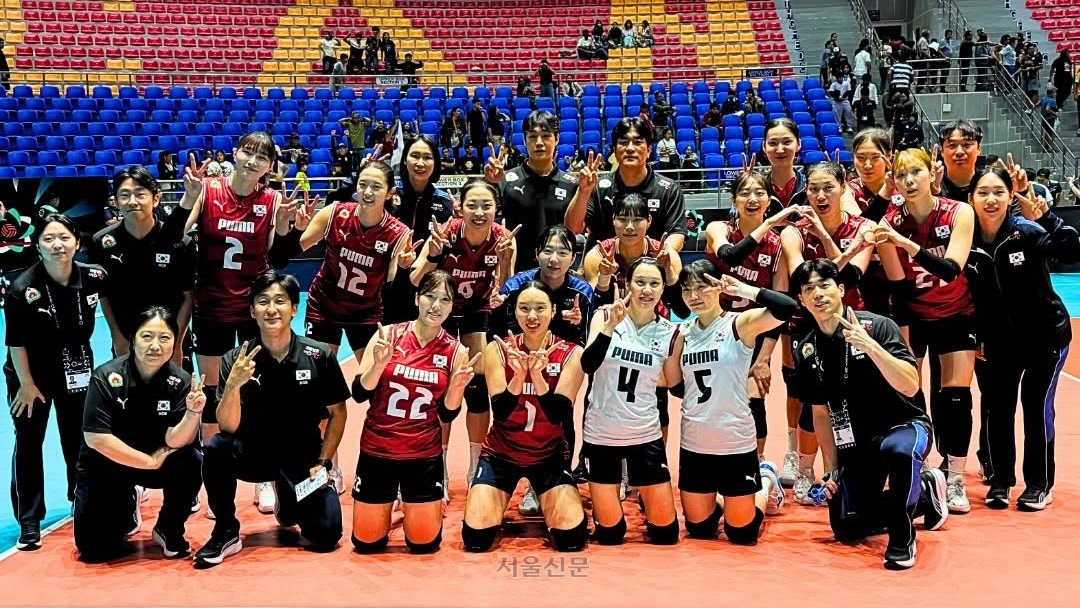 여자배구 대표팀이 7일(현지시간) 필리핀 남일로코스주 캔돈 시티 아레나에서 열린 2026 아시아배구연맹(AVC)컵 여자 대회에서 우즈베키스탄을 꺾은 뒤 기념사진을 찍고 있다. AVC 페이스북