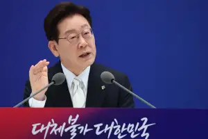 李대통령 지지도 4주 연속 하락…정당 지지도 역전 [리얼미터]