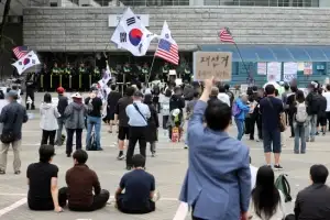 [포토] ‘재선거 요구’ 잠실 개표소 봉쇄 시위
