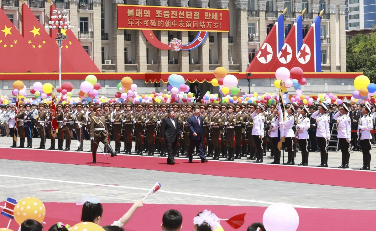 1박 2일 일정으로 북한을 방문한 시진핑 중국 국가주석이 8일 평양 김일성광장에서 열린 환영식에서 김정은 북한 국무위원장과 함께 의장대 사열을 받고 있다. 광장 중심에 위치한 건물에는 ‘불패의 조중(북중) 친선단결 만세’ 환영 문구가 내걸려 있다. 평양 신화 연합뉴스