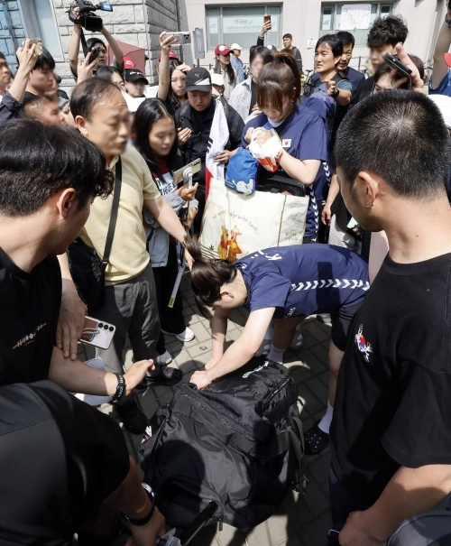 개표소 봉쇄 시위단, 핸드볼 대표팀 가방 검사
