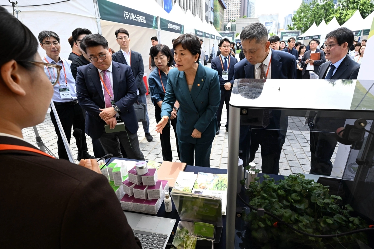 송미령 농림축산식품부 장관이 8일 서울 중구 한국프레스센터 앞 서울마당에 차려진 ‘그린바이오 이노베이션 쇼케이스 ＆ 첨단라운지’ 행사장 부스(농업회사법인 렛츠팜)를 둘러보고 있다. 송 장관 오른쪽은 김성수 서울신문 사장, 왼쪽은 정경석 농식품부 식품산업정책관. 홍윤기 기자