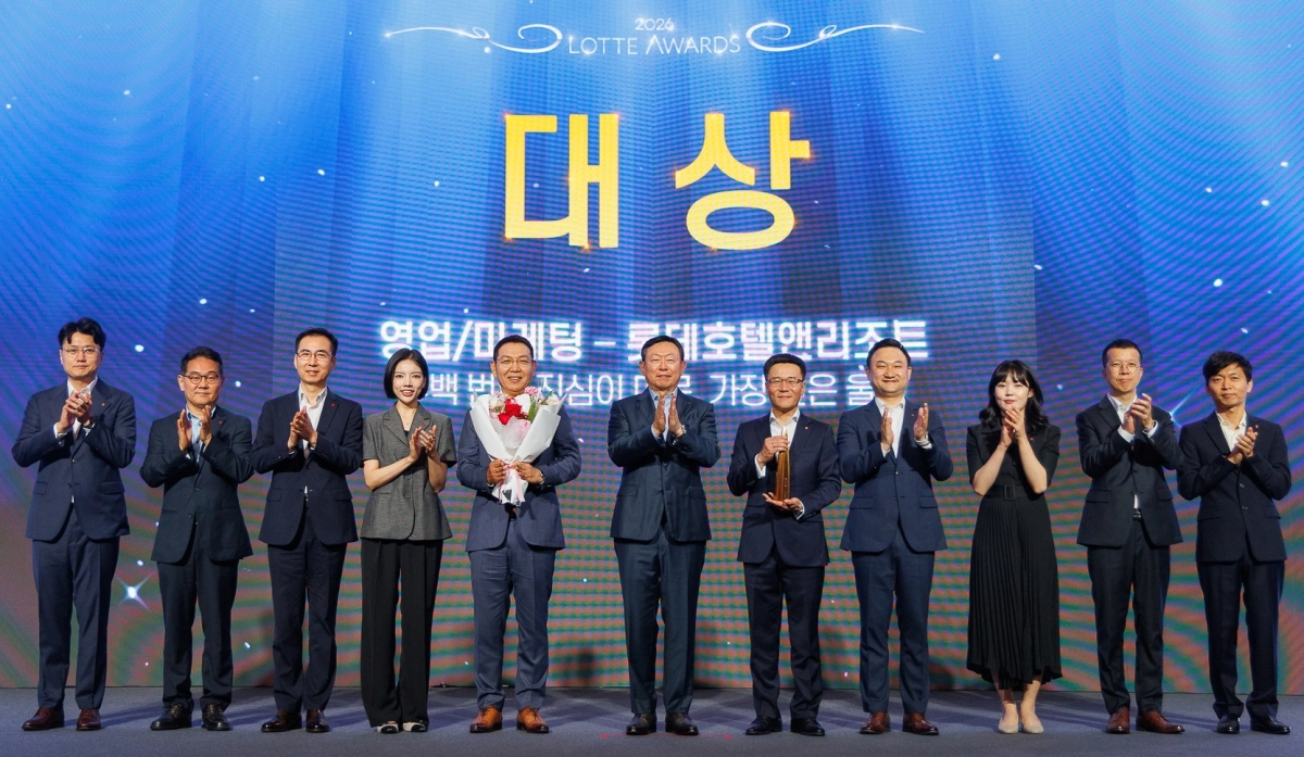 신동빈(왼쪽 여섯 번째) 롯데 회장과 수상자인 정호석(다섯 번째) 롯데호텔앤리조트 대표가 8일 서울 ﻿롯데호텔 월드에서 열린 ‘2026 롯데어워즈’ 시상식에서 기념 촬영을 하고 있다. 롯데 제공