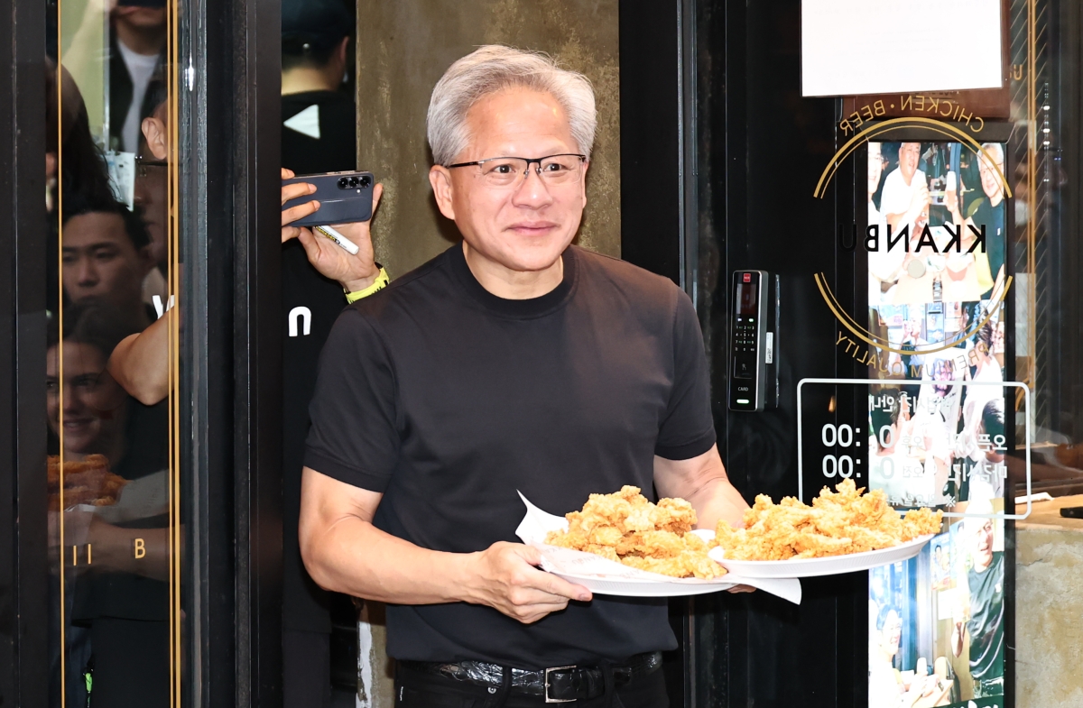 젠슨 황 엔비디아 최고경영자(CEO)가 7일 서울 강남구 깐부치킨 삼성점에서 치맥 회동을 하던 중 치킨을 들고 나오고 있다. 2026.6.7. 연합뉴스