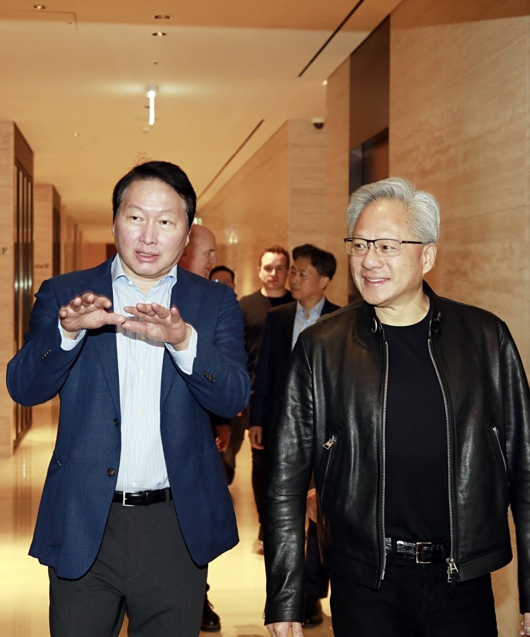 젠슨 황(오른쪽) 엔비디아 최고경영자(CEO)가 8일 서울 종로구 SK서린빌딩에서 최태원 SK그룹 회장과 만나 환담을 나누고 있다.  SK텔레콤 제공