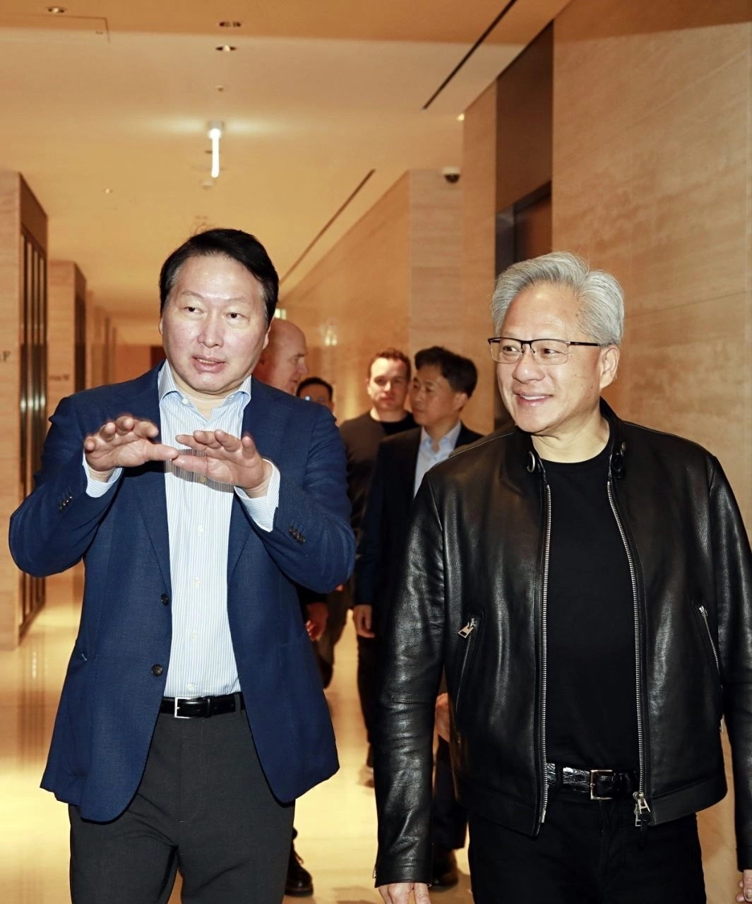 젠슨 황(오른쪽) 엔비디아 최고경영자(CEO)가 8일 서울 종로구 SK서린빌딩에서 최태원 SK그룹 회장과 만나 환담을 나누고 있다.  SK텔레콤 제공