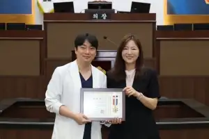 윤영희 서울시의원, ‘친절한홍한의원 재택의료센터’ 의료진 12명에 의장표창 수여