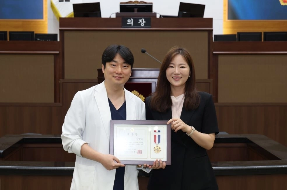지난 8일 ‘친절한홍한의원 재택의료센터’ 소속 전문가 12명에게 서울시의회 의장 표창을 수여한 윤영희 의원. 서울시의회 제공